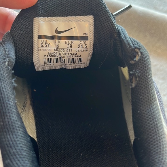 Nike Air size 6.5Y - Picture 3 of 3